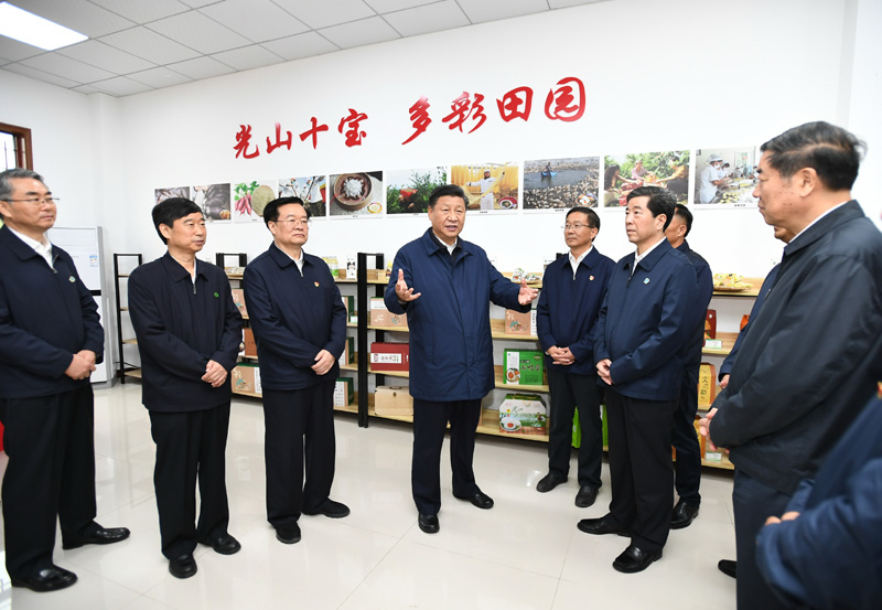 9月16日至18日，中共中央總書記、國(guó)家主席、中央軍委主席習(xí)近平在河南考察。這是17日上午，習(xí)近平在信陽(yáng)市光山縣文殊鄉(xiāng)東岳村文化接待中心，了解光山縣脫貧工作和中辦在光山縣扶貧工作情況。新華社記者 謝環(huán)馳 攝