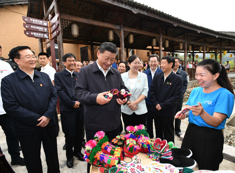 　　9月16日至18日，中共中央總書記、國(guó)家主席、中央軍委主席習(xí)近平在河南考察。這是16日下午，習(xí)近平在信陽(yáng)市新縣田鋪鄉(xiāng)田鋪大塆考察調(diào)研。 新華社記者 謝環(huán)馳 攝