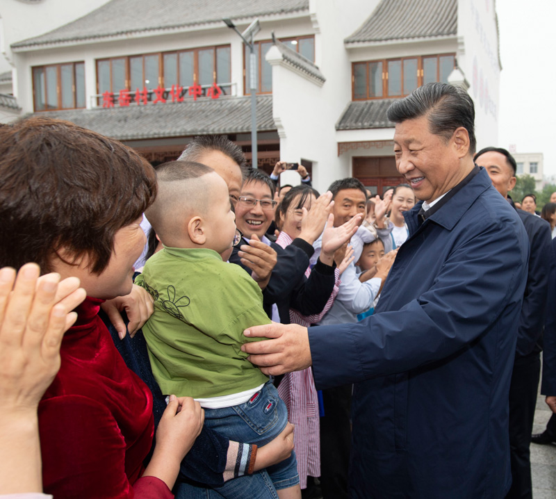 9月16日至18日，中共中央總書記、國(guó)家主席、中央軍委主席習(xí)近平在河南考察。這是17日上午，習(xí)近平在信陽(yáng)市光山縣文殊鄉(xiāng)東岳村同鄉(xiāng)親們親切交流，祝愿鄉(xiāng)親們生活芝麻開花節(jié)節(jié)高。新華社記者 謝環(huán)馳 攝