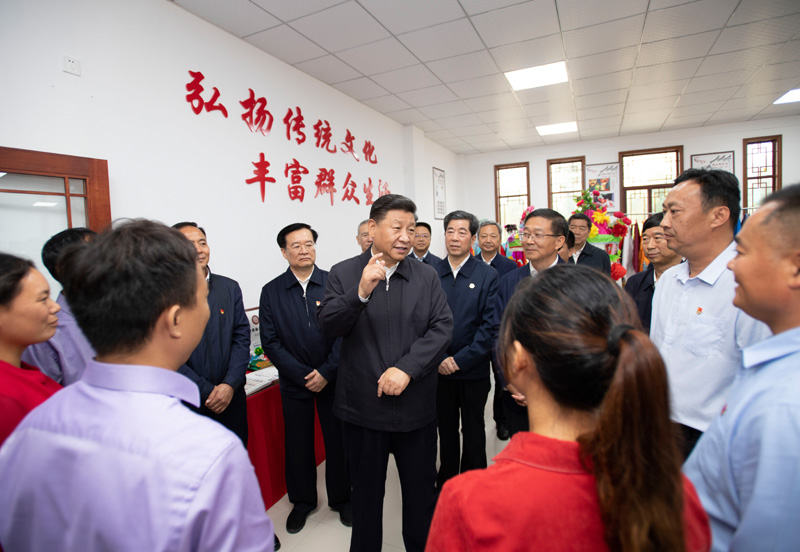 9月16日至18日，中共中央總書記、國(guó)家主席、中央軍委主席習(xí)近平在河南考察。這是17日上午，習(xí)近平在信陽(yáng)市光山縣文殊鄉(xiāng)東岳村文化接待中心，同當(dāng)?shù)孛撠氈赂粠ь^人親切交流，勉勵(lì)他們帶動(dòng)更多鄉(xiāng)親們致富。新華社記者 謝環(huán)馳 攝