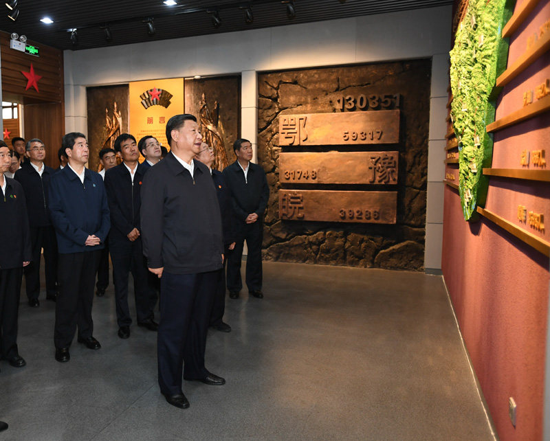 9月16日至18日，中共中央總書記、國(guó)家主席、中央軍委主席習(xí)近平在河南考察。這是16日下午，習(xí)近平來(lái)到位于信陽(yáng)市新縣的鄂豫皖蘇區(qū)首府烈士陵園，瞻仰革命烈士紀(jì)念堂。 新華社記者 謝環(huán)馳 攝