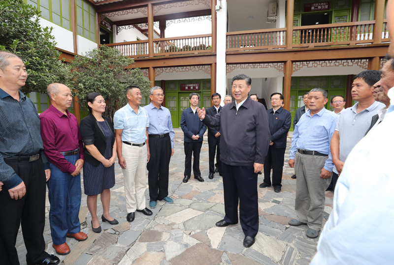 　　9月16日至18日，中共中央總書記、國(guó)家主席、中央軍委主席習(xí)近平在河南考察。這是16日下午，習(xí)近平在位于信陽(yáng)市新縣的鄂豫皖蘇區(qū)首府革命博物館，同當(dāng)?shù)丶t軍后代、革命烈士家屬代表親切交談。 新華社記者 鞠鵬 攝