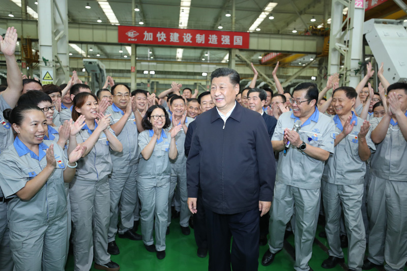 9月16日至18日，中共中央總書記、國(guó)家主席、中央軍委主席習(xí)近平在河南考察。這是17日下午，習(xí)近平在鄭州煤礦機(jī)械集團(tuán)股份有限公司總裝車間同工人們親切交流，鼓勵(lì)他們加強(qiáng)自主創(chuàng)新，爭(zhēng)創(chuàng)發(fā)展戰(zhàn)略優(yōu)勢(shì)。新華社記者 鞠鵬 攝