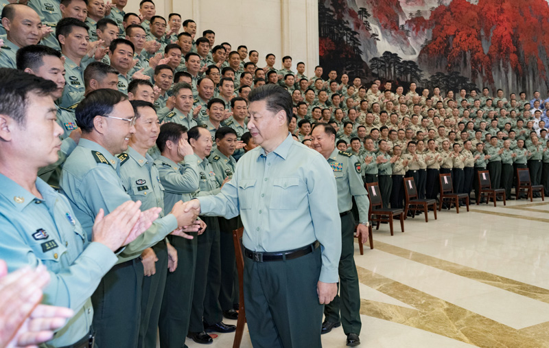 9月16日至18日，中共中央總書記、國(guó)家主席、中央軍委主席習(xí)近平在河南考察。這是18日上午，習(xí)近平在鄭州親切接見駐河南部隊(duì)副師職以上領(lǐng)導(dǎo)干部和團(tuán)級(jí)單位主官，代表黨中央和中央軍委向駐河南部隊(duì)全體官兵致以誠(chéng)摯問(wèn)候。新華社記者 李剛 攝
