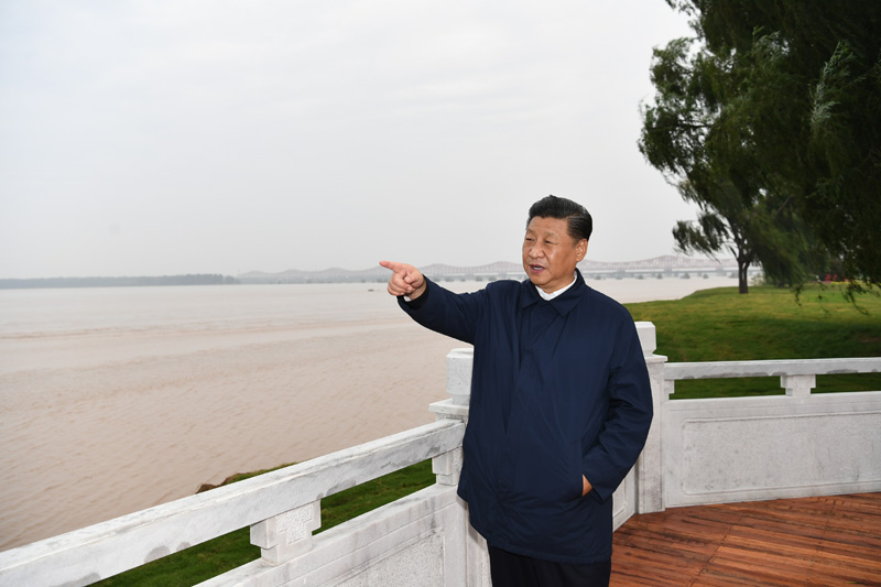 9月16日至18日，中共中央總書記、國(guó)家主席、中央軍委主席習(xí)近平在河南考察。這是17日下午，習(xí)近平在鄭州黃河國(guó)家地質(zhì)公園，眺望黃河鄭州段。新華社記者 謝環(huán)馳 攝