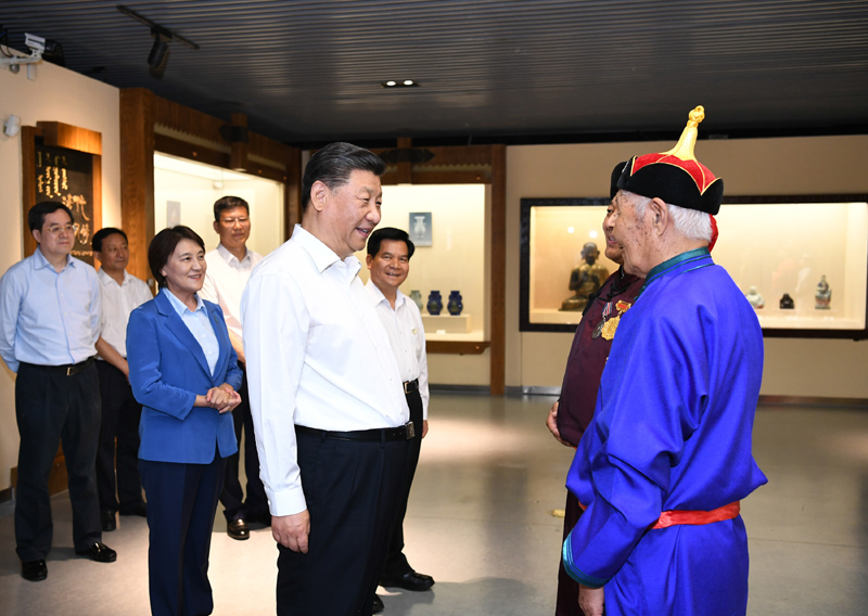 7月15日至16日，中共中央總書記、國家主席、中央軍委主席習(xí)近平在內(nèi)蒙古考察并指導(dǎo)開展“不忘初心、牢記使命”主題教育。這是15日上午，習(xí)近平在赤峰博物館同古典民族史詩《格薩（斯）爾》非物質(zhì)文化遺產(chǎn)傳承人親切交談。