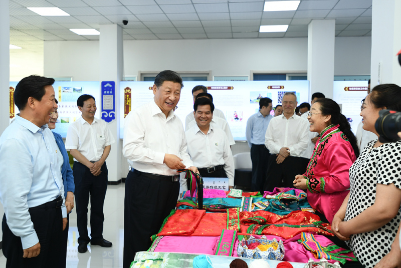 7月15日至16日，中共中央總書記、國家主席、中央軍委主席習(xí)近平在內(nèi)蒙古考察并指導(dǎo)開展“不忘初心、牢記使命”主題教育。這是15日上午，習(xí)近平在赤峰市松山區(qū)興安街道臨潢家園社區(qū)，同社區(qū)居民親切交流。