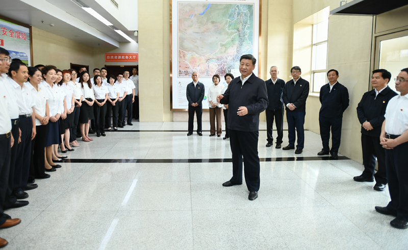 7月15日至16日，中共中央總書記、國家主席、中央軍委主席習(xí)近平在內(nèi)蒙古考察并指導(dǎo)開展“不忘初心、牢記使命”主題教育。這是16日上午，習(xí)近平到內(nèi)蒙古自治區(qū)自然資源廳，實地調(diào)研指導(dǎo)開展“不忘初心、牢記使命”主題教育。