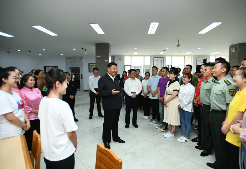 7月15日至16日，中共中央總書記、國家主席、中央軍委主席習(xí)近平在內(nèi)蒙古考察并指導(dǎo)開展“不忘初心、牢記使命”主題教育。這是16日上午，習(xí)近平在內(nèi)蒙古大學(xué)圖書館同學(xué)生們親切交談，勉勵他們志存高遠(yuǎn)、腳踏實地、發(fā)奮圖強(qiáng)。