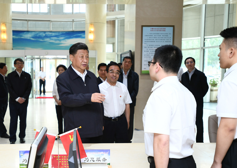 7月15日至16日，中共中央總書記、國家主席、中央軍委主席習(xí)近平在內(nèi)蒙古考察并指導(dǎo)開展“不忘初心、牢記使命”主題教育。這是16日上午，習(xí)近平在內(nèi)蒙古自治區(qū)自然資源廳自然資源政務(wù)大廳同工作人員交談，了解開展主題教育和落實便捷高效政務(wù)服務(wù)等情況。