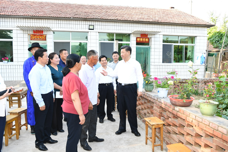 7月15日至16日，中共中央總書記、國家主席、中央軍委主席習(xí)近平在內(nèi)蒙古考察并指導(dǎo)開展“不忘初心、牢記使命”主題教育。這是15日下午，習(xí)近平在赤峰市喀喇沁旗河南街道馬鞍山村村民張國利家，同基層干部群眾代表親切交流。