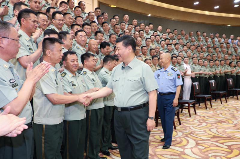 7月15日至16日，中共中央總書記、國家主席、中央軍委主席習(xí)近平在內(nèi)蒙古考察并指導(dǎo)開展“不忘初心、牢記使命”主題教育。這是16日上午，習(xí)近平在呼和浩特親切接見駐內(nèi)蒙古部隊副師職以上領(lǐng)導(dǎo)干部和團(tuán)級單位主官，代表黨中央和中央軍委向駐內(nèi)蒙古部隊全體官兵致以誠摯問候。