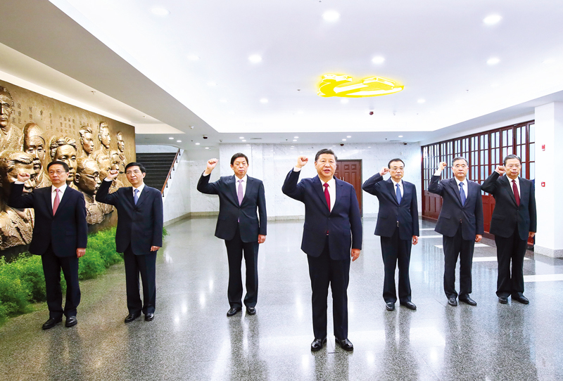 　2017年10月31日，中共中央總書記、國(guó)家主席、中央軍委主席習(xí)近平帶領(lǐng)中共中央政治局常委李克強(qiáng)、栗戰(zhàn)書、汪洋、王滬寧、趙樂際、韓正，瞻仰上海中共一大會(huì)址和浙江嘉興南湖紅船。這是31日上午，在上海中共一大會(huì)址紀(jì)念館，習(xí)近平帶領(lǐng)其他中共中央政治局常委同志一起重溫入黨誓詞。 新華社記者 蘭紅光/攝