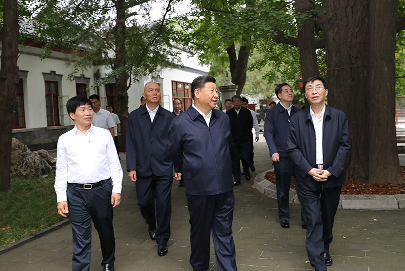 9月12日，中共中央總書記、國家主席、中央軍委主席習(xí)近平視察中共中央北京香山革命紀念地。這是習(xí)近平瞻仰雙清別墅。