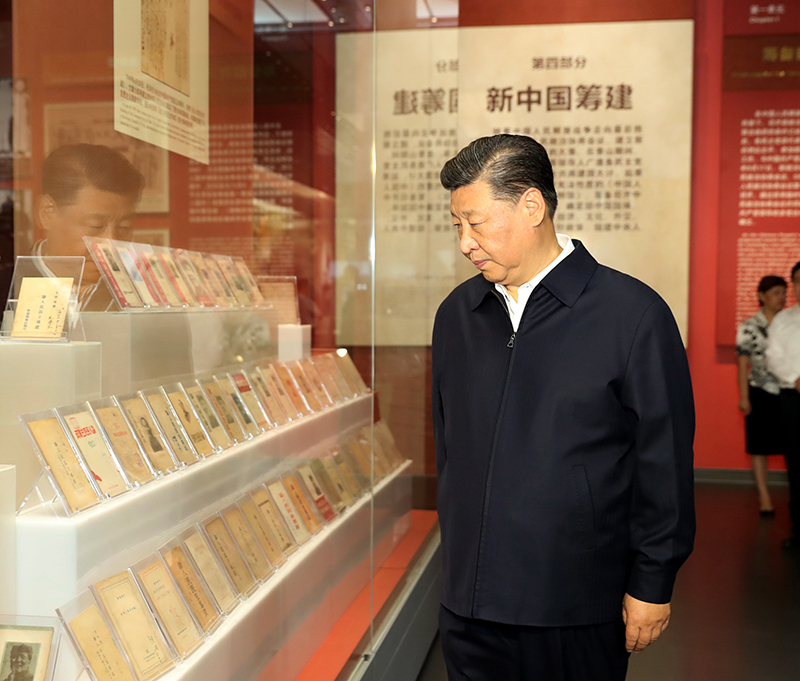 9月12日，中共中央總書記、國家主席、中央軍委主席習(xí)近平視察中共中央北京香山革命紀念地。這是習(xí)近平在香山革命紀念館參觀《為新中國奠基》主題展覽。