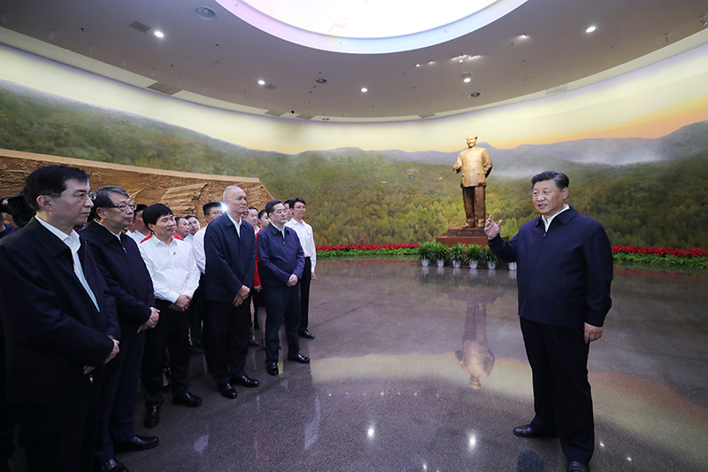 9月12日，中共中央總書記、國家主席、中央軍委主席習(xí)近平視察中共中央北京香山革命紀念地。這是習(xí)近平在香山革命紀念館參觀《為新中國奠基》主題展覽，并發(fā)表重要講話。