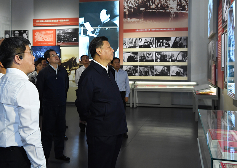 9月12日，中共中央總書記、國家主席、中央軍委主席習(xí)近平視察中共中央北京香山革命紀念地。這是習(xí)近平在香山革命紀念館參觀《為新中國奠基》主題展覽。