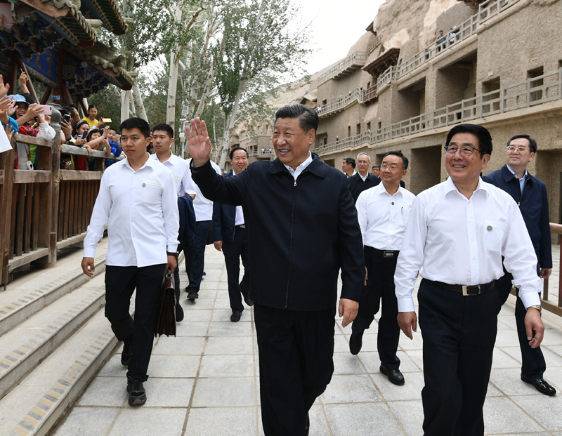 8月19日至22日，中共中央總書記、國家主席、中央軍委主席習(xí)近平在甘肅考察。這是19日下午，習(xí)近平在敦煌莫高窟考察調(diào)研時，向正在參觀的游客親切招手致意。