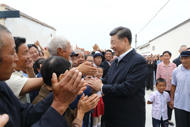 8月19日至22日，中共中央總書記、國家主席、中央軍委主席習(xí)近平在甘肅考察。這是21日上午，習(xí)近平在武威市古浪縣黃花灘生態(tài)移民區(qū)富民新村同村民親切交談。