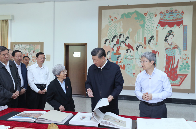 8月19日至22日，中共中央總書記、國家主席、中央軍委主席習(xí)近平在甘肅考察。這是19日下午，習(xí)近平在敦煌研究院察看珍藏文物和學(xué)術(shù)成果展示，了解文物保護(hù)和研究、弘揚優(yōu)秀歷史文化情況。