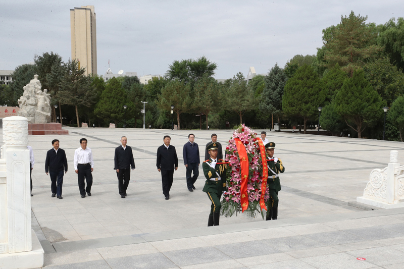 8月19日至22日，中共中央總書記、國家主席、中央軍委主席習(xí)近平在甘肅考察。這是20日上午，習(xí)近平來到張掖市高臺縣，瞻仰中國工農(nóng)紅軍西路軍紀(jì)念碑，向革命先烈敬獻(xiàn)花籃。