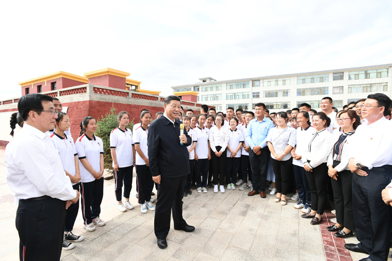 8月19日至22日，中共中央總書記、國家主席、中央軍委主席習(xí)近平在甘肅考察。這是20日下午，習(xí)近平在張掖市山丹培黎學(xué)校同師生親切交流。