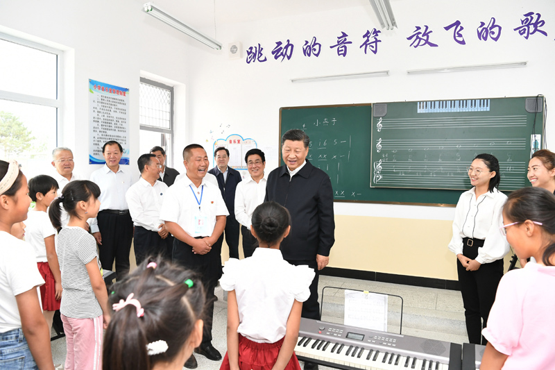 8月19日至22日，中共中央總書記、國家主席、中央軍委主席習(xí)近平在甘肅考察。這是21日上午，習(xí)近平在武威市古浪縣黃花灘生態(tài)移民區(qū)富民新村富民小學(xué)的音樂教室，認(rèn)真觀看正在進(jìn)行的音樂課教學(xué)。