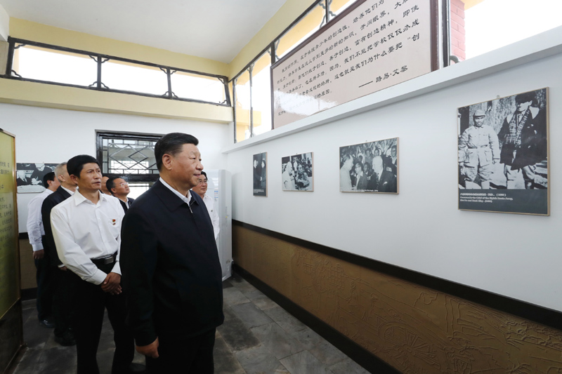8月19日至22日，中共中央總書記、國家主席、中央軍委主席習(xí)近平在甘肅考察。這是20日下午，習(xí)近平在張掖市山丹培黎學(xué)校參觀學(xué)校創(chuàng)辦人路易·艾黎故居。