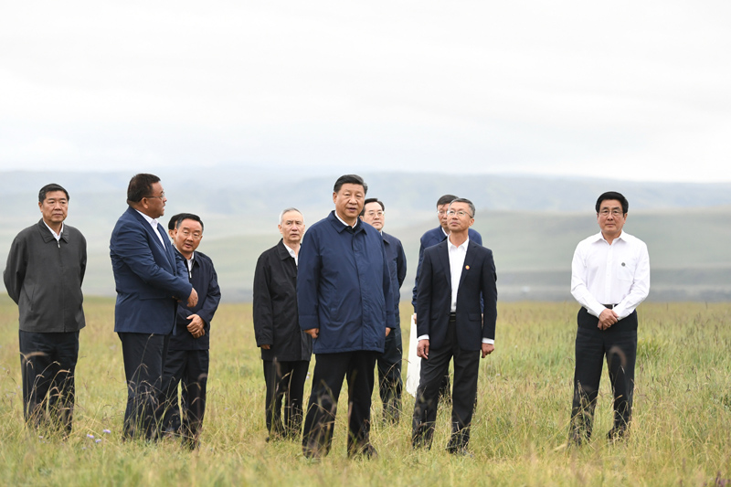 8月19日至22日，中共中央總書記、國家主席、中央軍委主席習(xí)近平在甘肅考察。這是20日下午，習(xí)近平在中農(nóng)發(fā)山丹馬場有限責(zé)任公司一場考察，實地了解祁連山生態(tài)環(huán)境恢復(fù)和保護(hù)情況。