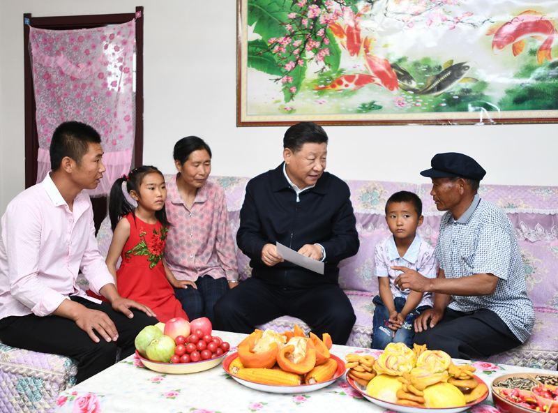 8月19日至22日，中共中央總書記、國家主席、中央軍委主席習(xí)近平在甘肅考察。這是21日上午，習(xí)近平在武威市古浪縣黃花灘生態(tài)移民區(qū)富民新村村民李應(yīng)川家，同李應(yīng)川一家拉家常。