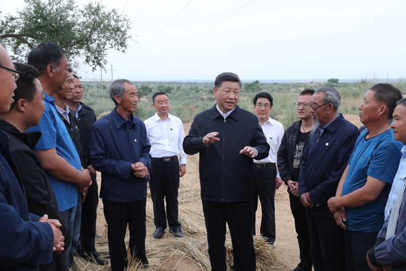 8月19日至22日，中共中央總書記、國家主席、中央軍委主席習(xí)近平在甘肅考察。這是21日上午，習(xí)近平在武威市古浪縣八步沙林場同“六老漢”代表及林場職工親切交談。