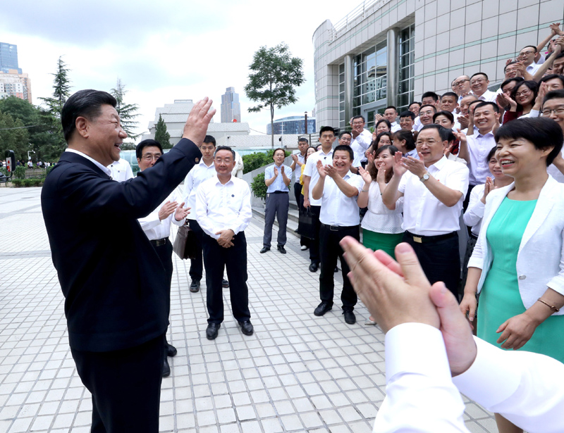 8月19日至22日，中共中央總書記、國家主席、中央軍委主席習(xí)近平在甘肅考察。這是21日下午，習(xí)近平在讀者出版集團(tuán)有限公司同工作人員親切交談。