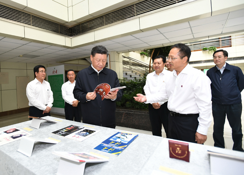 8月19日至22日，中共中央總書記、國家主席、中央軍委主席習(xí)近平在甘肅考察。這是21日下午，習(xí)近平在讀者出版集團(tuán)有限公司考察。