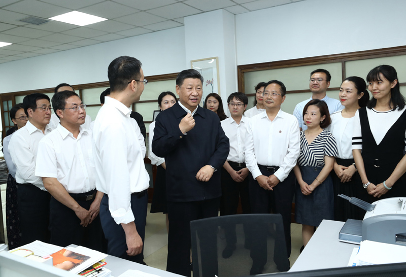 8月19日至22日，中共中央總書記、國家主席、中央軍委主席習(xí)近平在甘肅考察。這是21日下午，習(xí)近平在《讀者》編輯部同工作人員交流，勉勵他們?yōu)槿嗣裉峁└鄡?yōu)秀精神食糧。