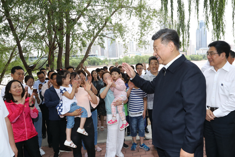8月19日至22日，中共中央總書記、國家主席、中央軍委主席習(xí)近平在甘肅考察。這是21日下午，習(xí)近平在蘭州市黃河治理蘭鐵泵站項目點同正在休閑的群眾親切交談。