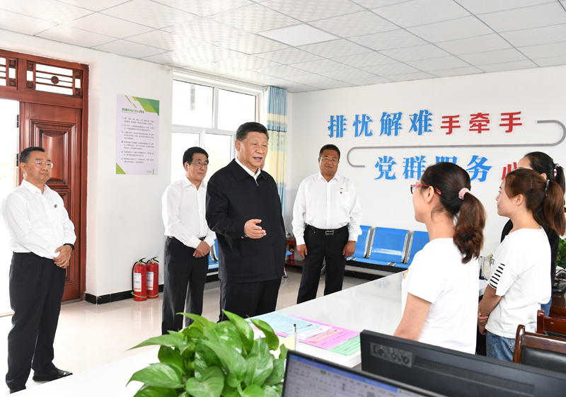 8月19日至22日，中共中央總書記、國家主席、中央軍委主席習(xí)近平在甘肅考察。這是21日上午，習(xí)近平在武威市古浪縣黃花灘生態(tài)移民區(qū)富民新村黨群服務(wù)中心考察。